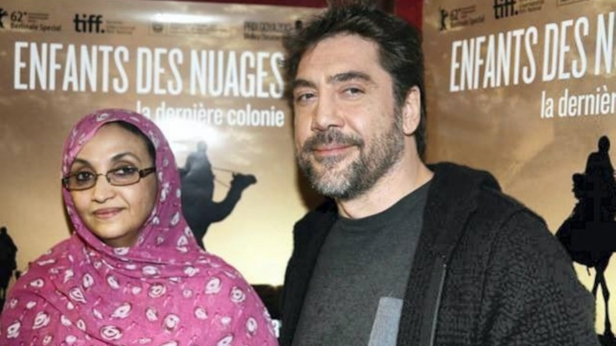 Javier Bardem en compagnie d'Aminatou Haidar, porte-voix du séparatisme, lors de la présentation du Hijos de la Nubes.
