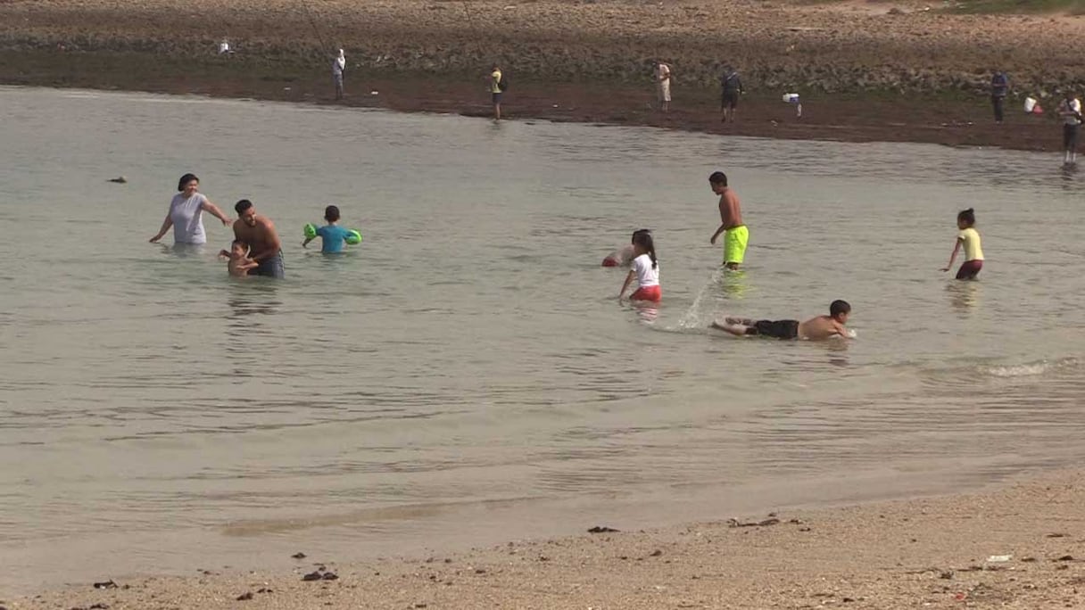 Plage de Témara, au cours du week-end du 29-30 octobre 2022. Des baigneurs se rafraîchissent en cet automne caractérisé par une inhabituelle vague de chaleur. 
