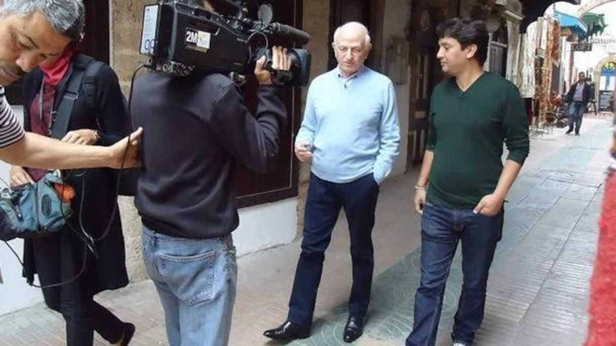 André Azoulay, conseiller du roi Mohammed VI, interviewé par 2M au cours d'une promenade dans les ruelles d'Essaouira, en 2016. 
