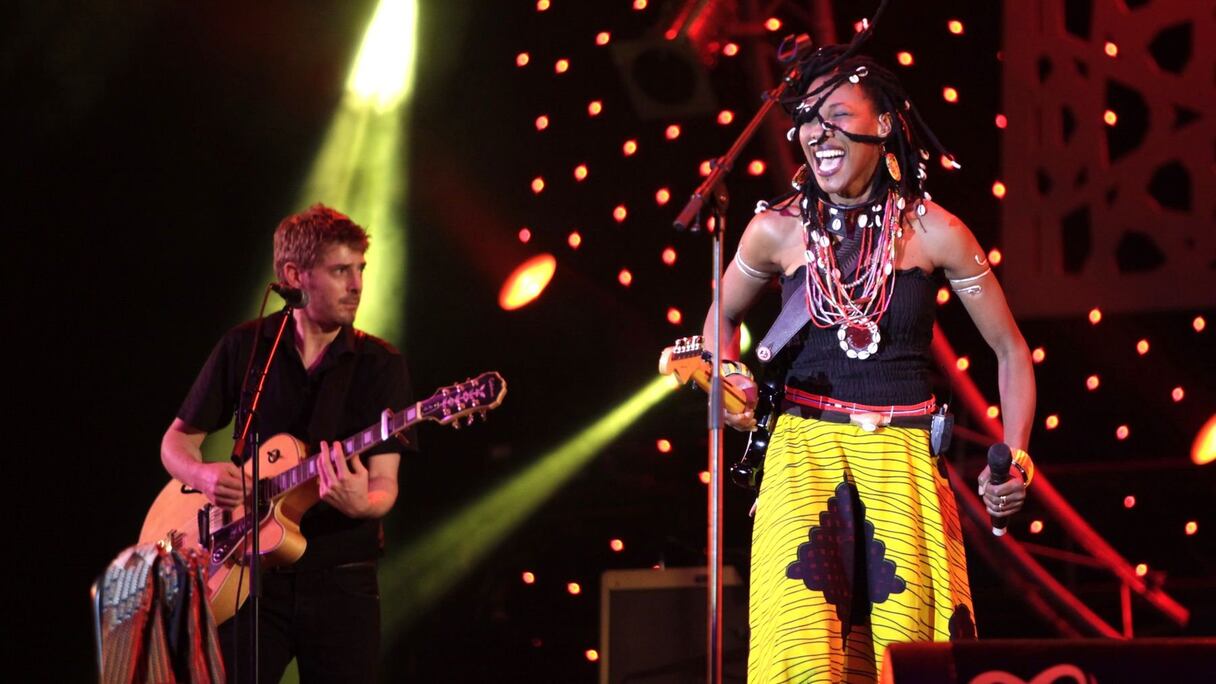 L'afrique vibre, scande les pulsations de ses plaies, crie son élégante fierté, laisse fuser à travers la voix entêtante de Fatou une étrange puissance vitale.