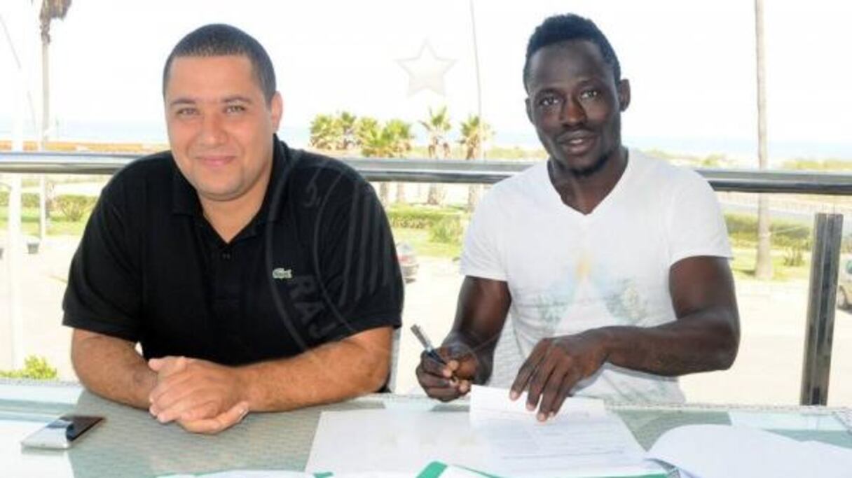 Mohamed Yakubu en compagnie de Mohamed Boudrika, président du Raja Casablanca.
