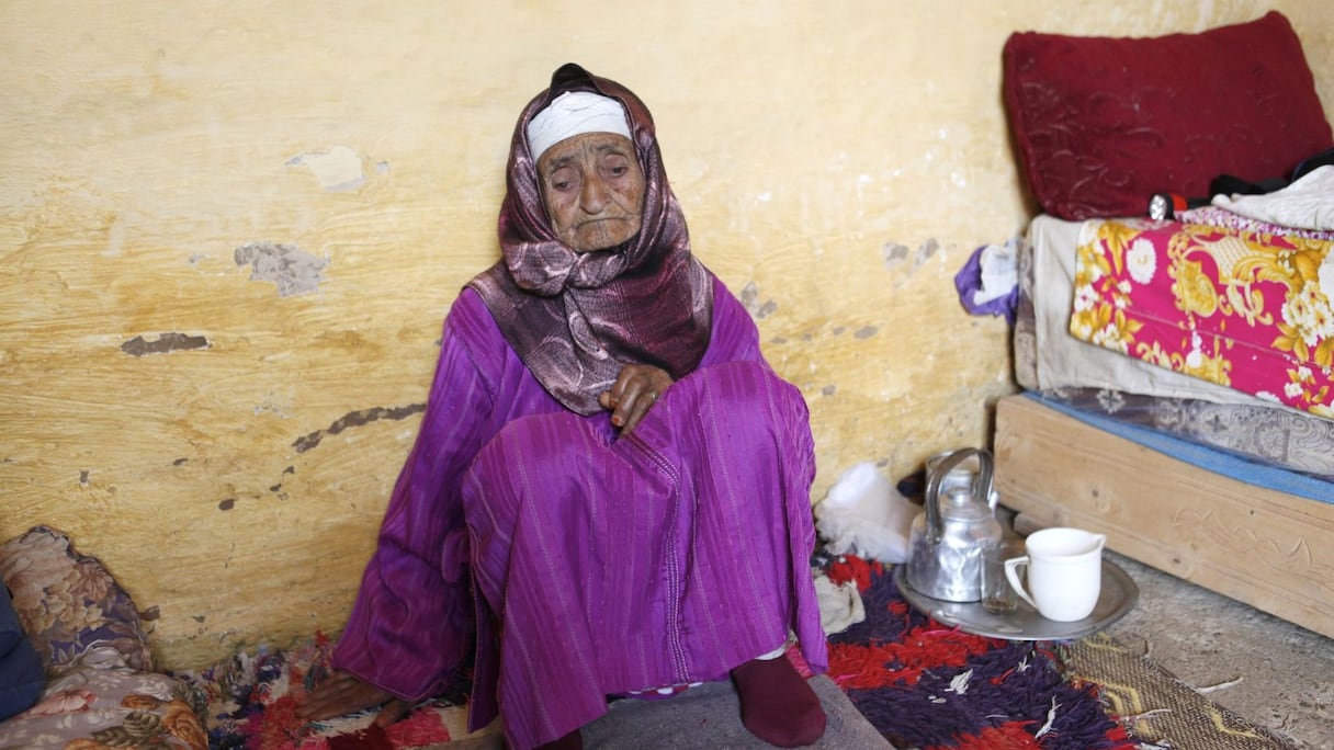 Madame Rahma Bent Larbi nous a accueillis dans la minuscule chambre délabrée qu'elle habite. 
