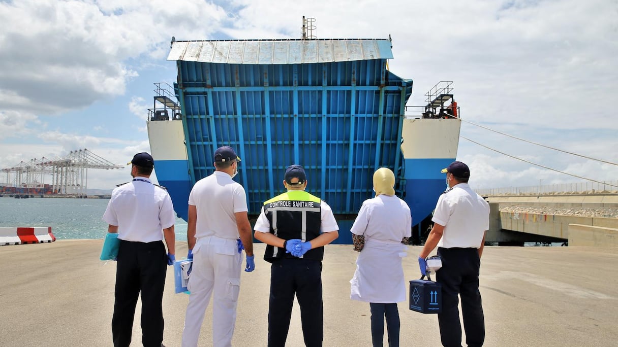 Un navire transportant des Marocains du monde arrive au port de Tanger Med, le 17 juin 2021.
