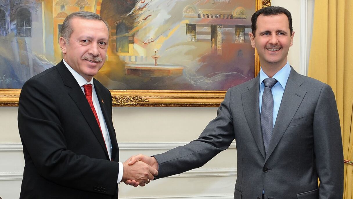 Le président syrien Bachar al-Assad (à droite) serrant la main du Premier ministre turc Recep Tayyip Erdogan (désormais président) lors d'une réunion à Alep, le 6 février 2011.
