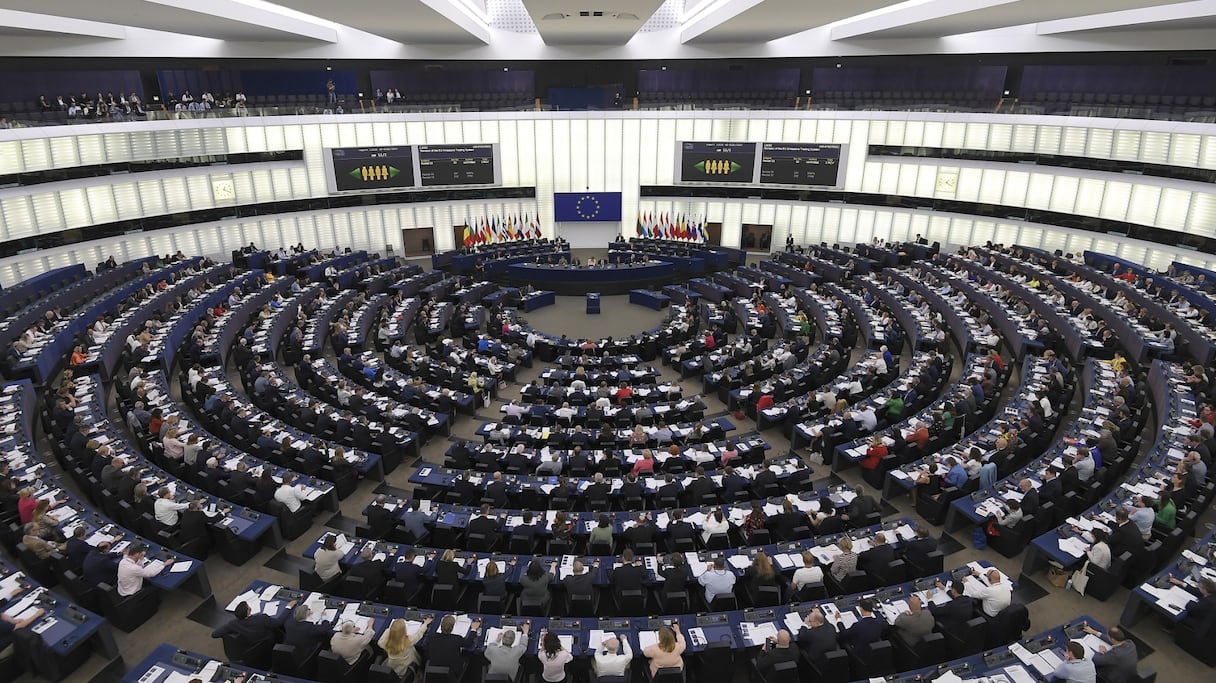 Des membres du Parlement européen participent à une séance de vote lors d'une session plénière au Parlement européen à Strasbourg, le 8 juin 2022.
