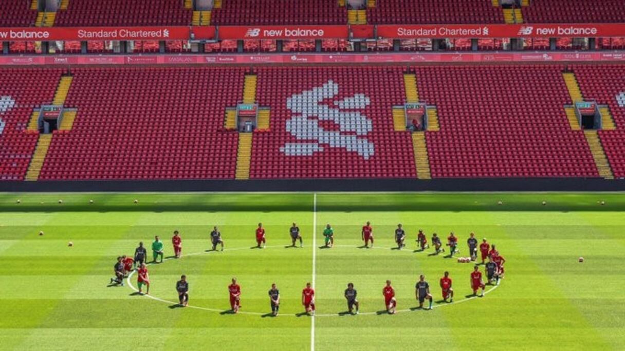 Liverpool, a marqué lundi sa solidarité avec les manifestants réclamant justice dans l'affaire de la mort de George Floyd aux États-Unis, en posant genou à terre dans le rond central d'Anfield Road.
