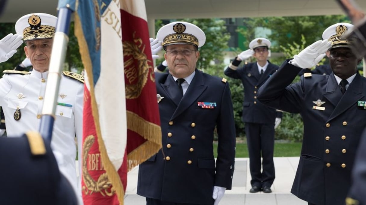 De gauche à droite: Le contre-amiral Mostafa El Alami, inspecteur de la Marine royale marocaine, l’amiral Christophe Prazuck, chef d’état-major de la Marine française, et le contre-amiral Momar Diagne, chef d’état-major de la Marine sénégalaise.
