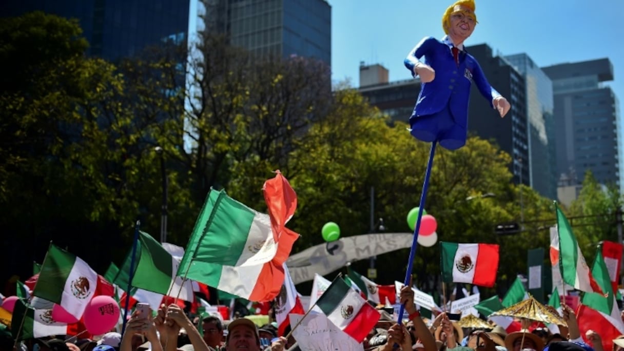 Des milliers de Mexicains manifestent contre le président américain Donald Trump et son projet de construire un mur à la frontière, le 12 février 2017 à Mexico.
