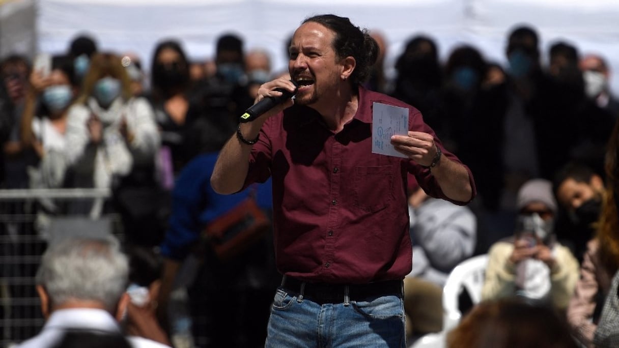 Le désormais ex-chef du parti d'extrême-gauche espagnol Podemos, Pablo Iglesias, candidat perdant à la présidence régionale de Madrid, s'adresse à la foule lors d'un meeting au cours de la campagne électorale, le 18 avril 2021. 
