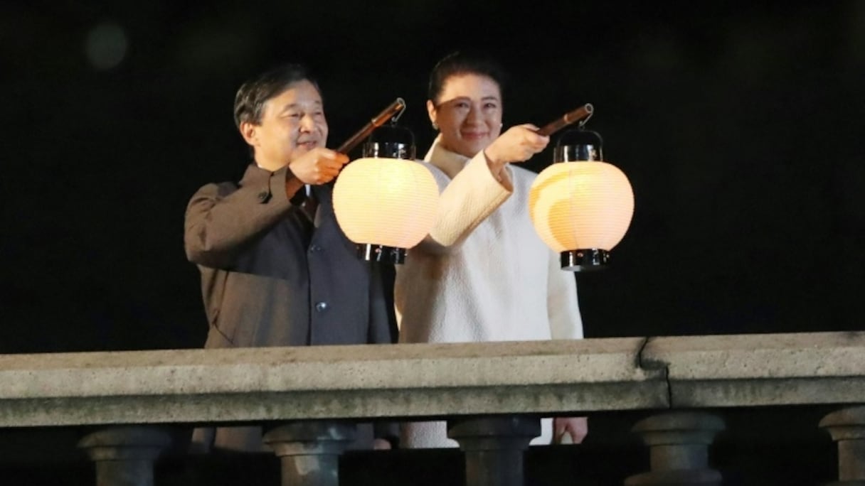 Le nouvel empereur du Japon Naruhito et l'impératrice Masako accueillant la foule dans le Palais impérial à Tokyo, le 9 novembre 2019.
