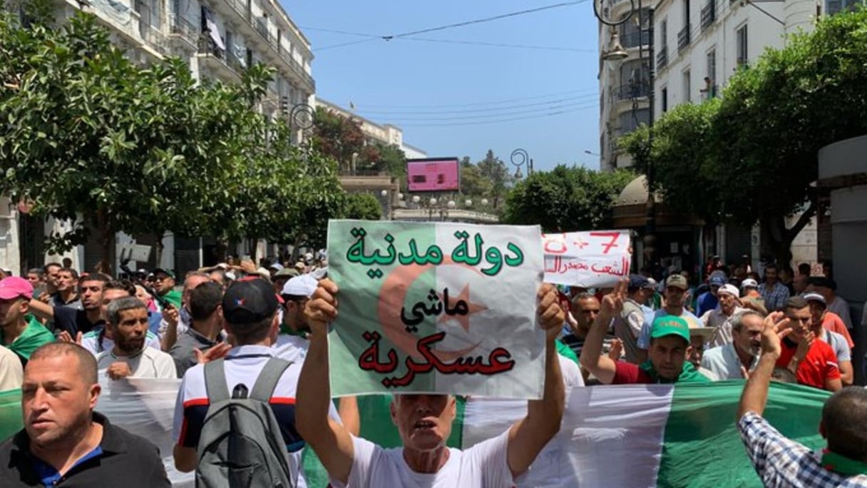 Le slogan-phare du hirak: "Un Etat civil et non pas militaire"
