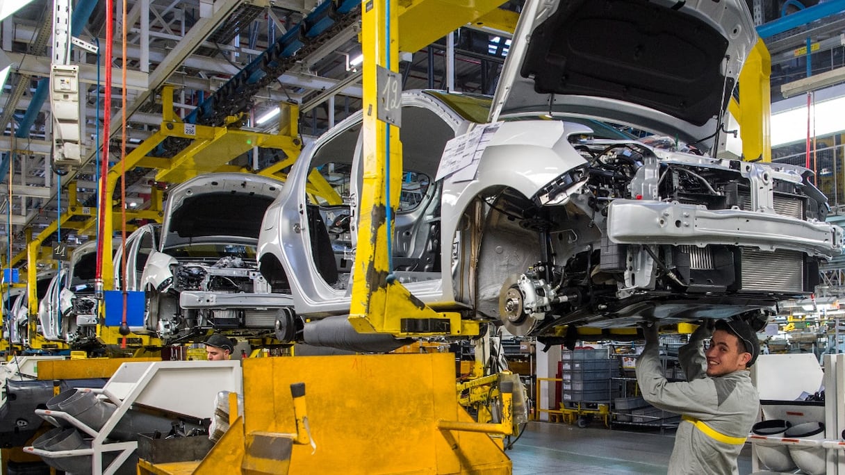 Un ouvrier travaille sur une chaîne de montage automobile à l'usine Renault de Melloussa, près de Tanger, le 12 mars 2018. 
