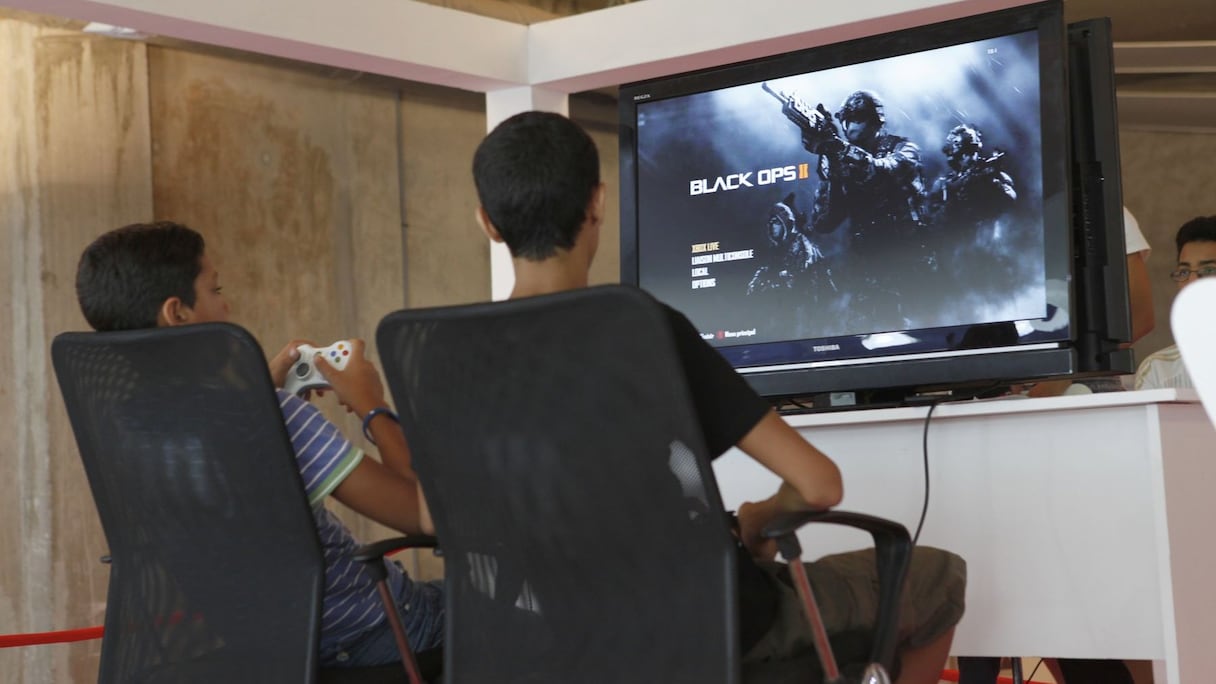 Sièges confortables, magnettes et grand écran, voilà de quoi faire le bonheur de ces jeunes gamers. 
