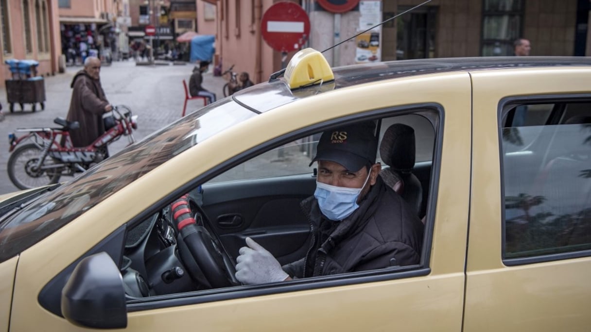 Un chauffeur de taxi portant un masque de protection contre le coronavirus à Marrakech.
