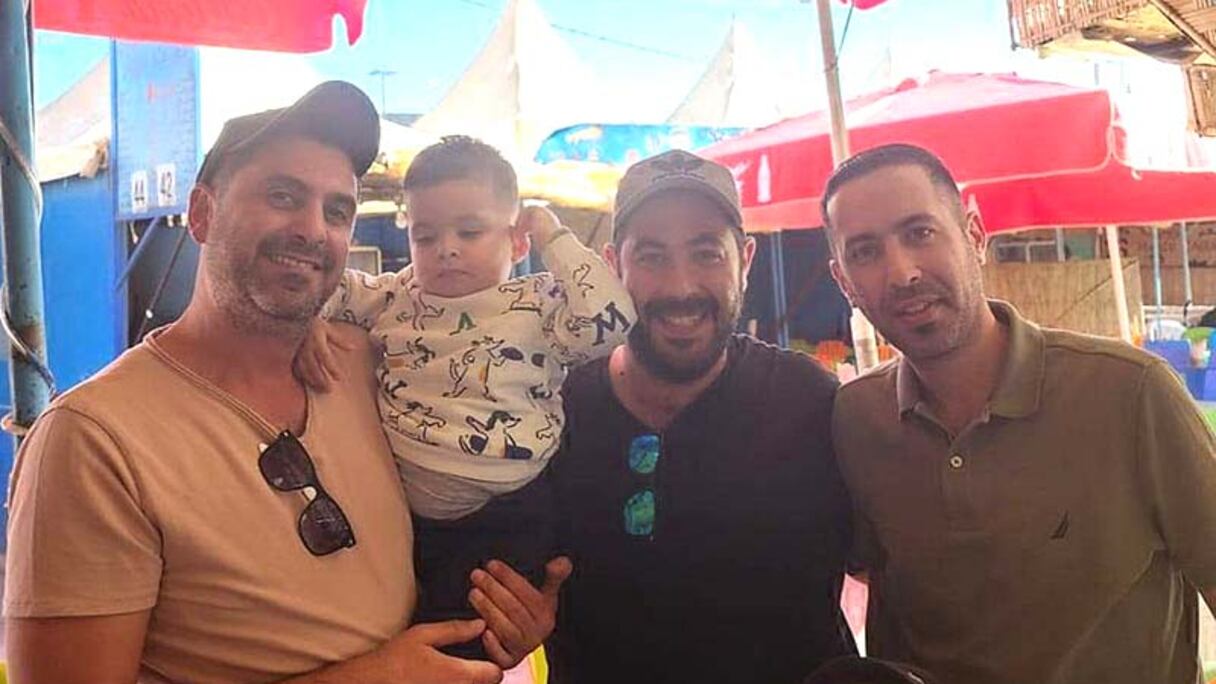 L'enfant sauvé de la mort et les trois frères israéliens, volontaires de l'ONG United Hatzalah.