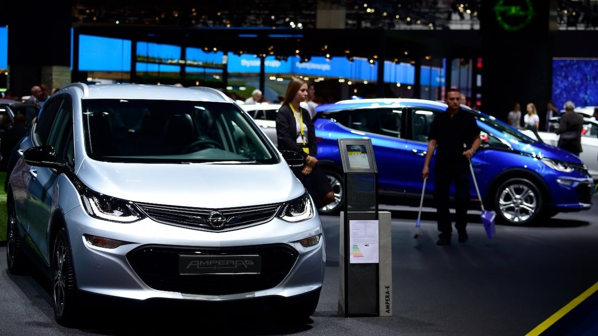 Une voiture électrique Opel Ampera-e est présentée au salon de l'auto de Francfort IAA à Francfort-sur-le-Main, en Allemagne, le 13 septembre 2017.
