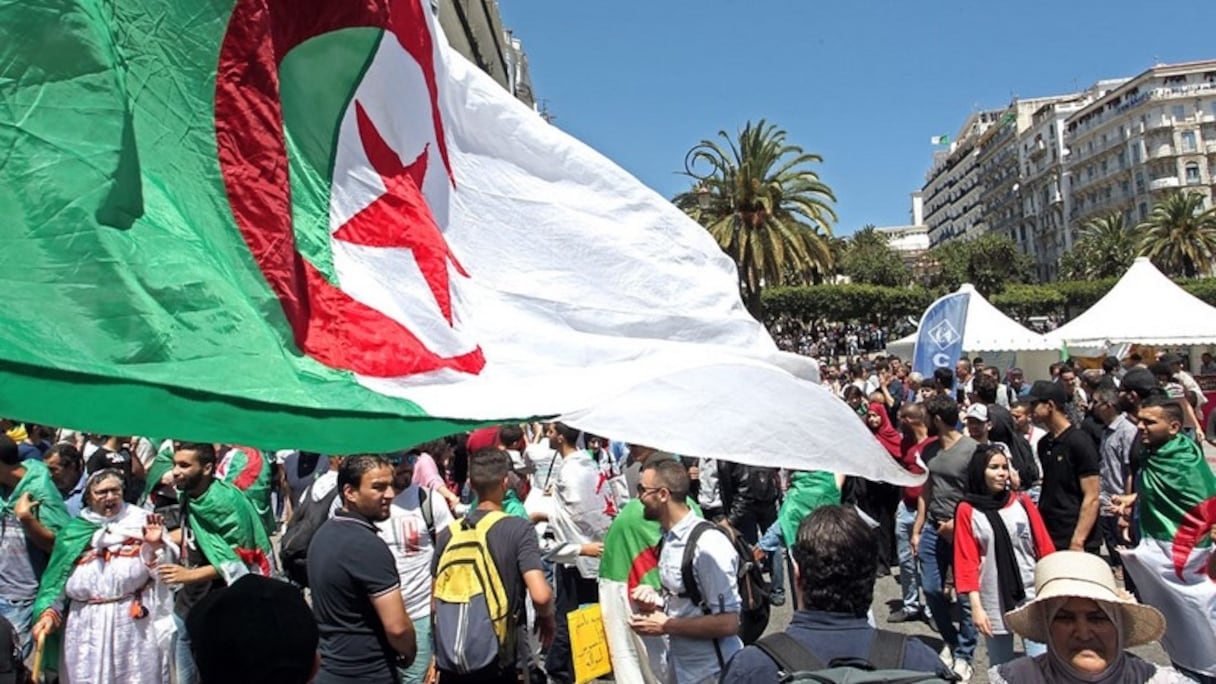 Alger: le général Gaïd Salah accusé d'avoir trahi le peuple algérien frère. 
