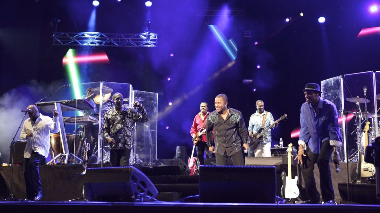 Mardi soir, le public avait rendez-vous avec la légende! Kool & The Gang ont enchanté leurs fans de leurs voix soul et leurs morceaux indémodables. Du bonheur dans l'air!
