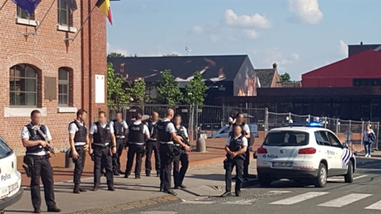 Police belge, le doigt sur la gâchette.
