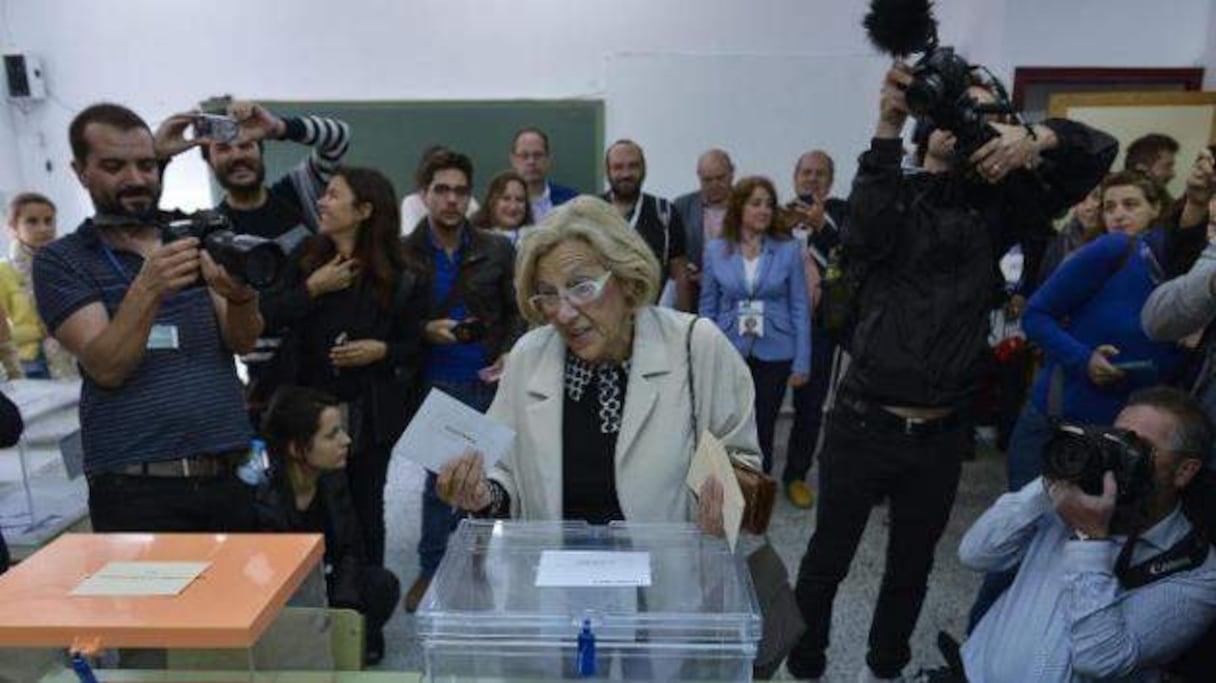 Manuela Carmena, candidate à la mairie de Madrid d'une plateforme ("Ahora Madrid") rassemblant Podemos et d'autres formations de gauche, en train de voter le 24 mai.
