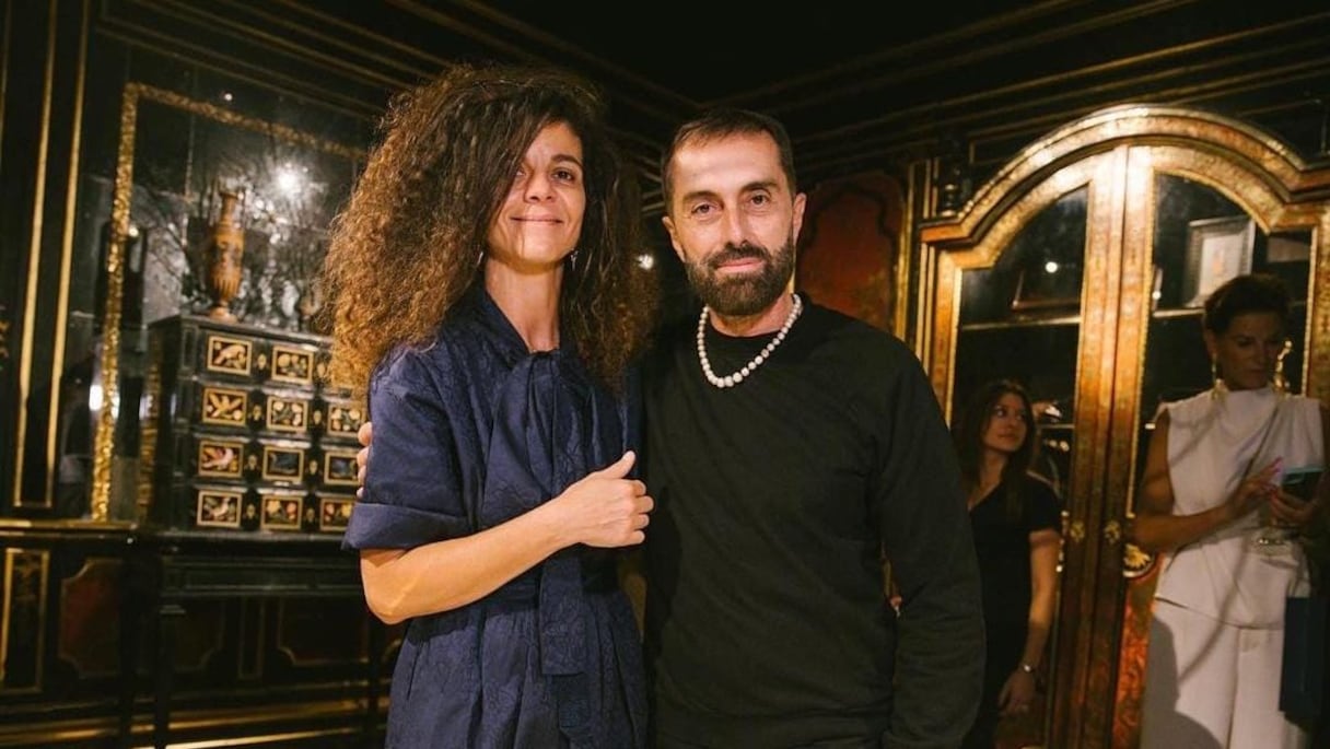 Kenza Echouafni (Atelier Houria Tazi) et le créateur italien Giambattista Valli, lors du dîner de présentation de la nouvelle collection art de la table du couturier, à Paris, le 5 juillet 2022.
