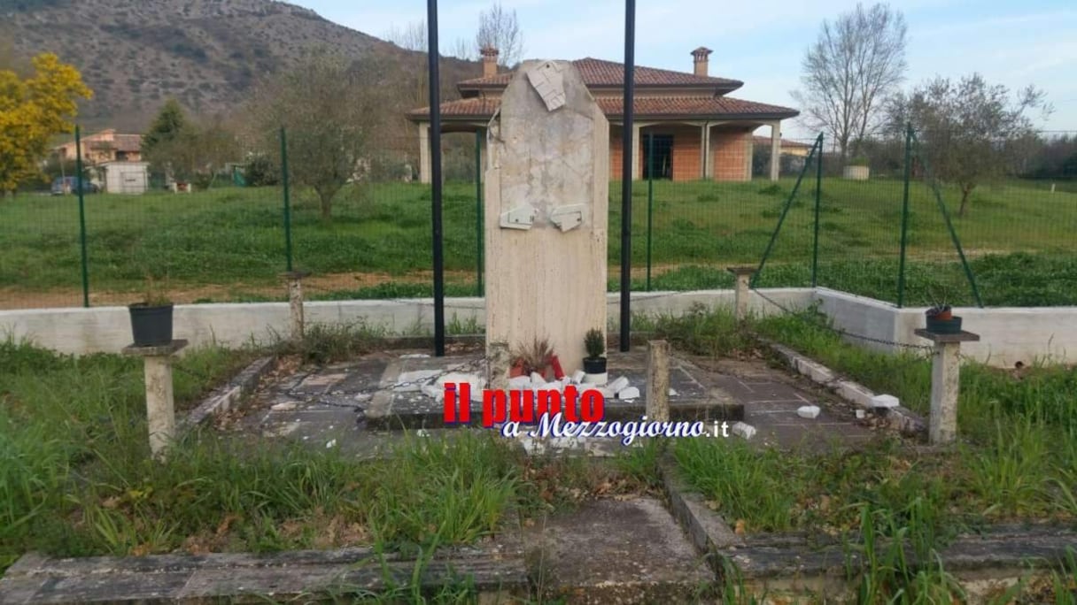 Photo témoignant des dommages infligés à la plaque commémorative dédiée aux soldats marocains tombés pour la liberté.
