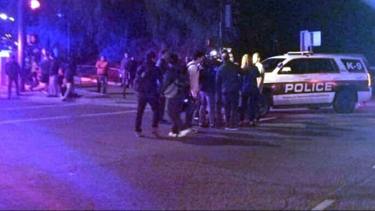 La police devant le bar-discothèque où a eu lieu la fusillade à Thousand Oaks, en Californie, le 7 novembre 2018.
