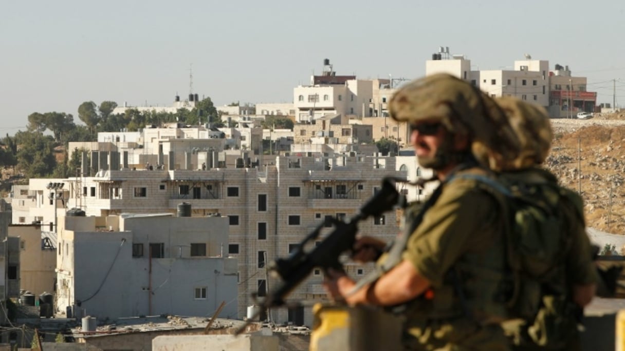 Des soldats israéliens devant le camp de réfugiés d'al-Fawwar.
