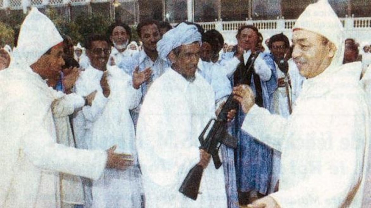 Le souverain avait distribué des armes aux délégations des tribus sahraouies venues lui prêter allégeance, le 14 août 1979 au palais royal de Rabat.
