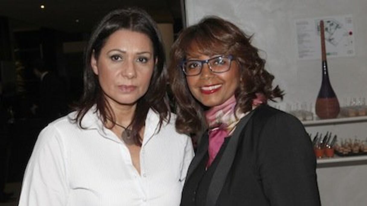 La styliste Najia Abadi, en compagnie de Nisrine, chargée de communication au Sofitel Casablanca Tour blanche, à l'événement organisé dans le cadre du cycle d’expositions initié par Maroc Premium et Sofitel Luxury Hotels. 
