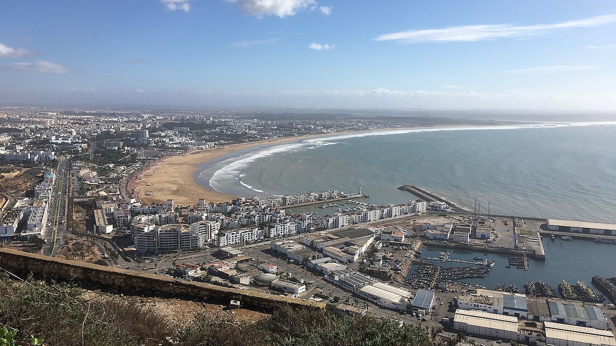 Agadir. Au XVIIe, le commerce avec le Vieux continent prospère dans son port, des commerçants européens y exportent armes, tissus, sucre, cire, cuivre, cuir, peaux. Sous Moulay Ismaïl (1645-1727), les échanges avec des Français fléchissent, au profit d'Anglais et de Hollandais. 
