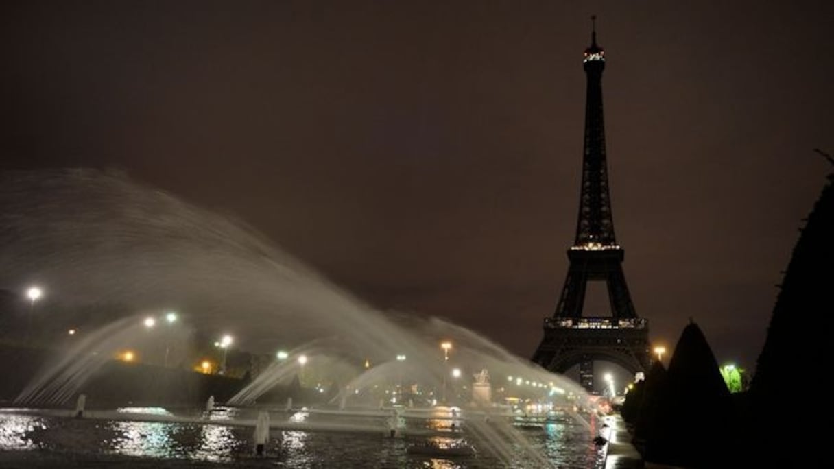 La Tour Eiffel sera éteinte dès minuit ce lundi en hommage aux victimes québécoises. 
