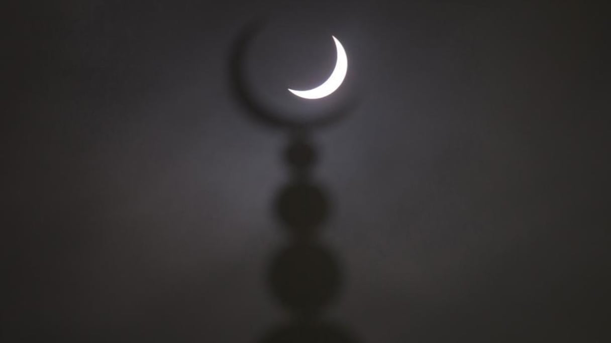 L'éclipse au-dessus d'une mosquée d'Oxford.
