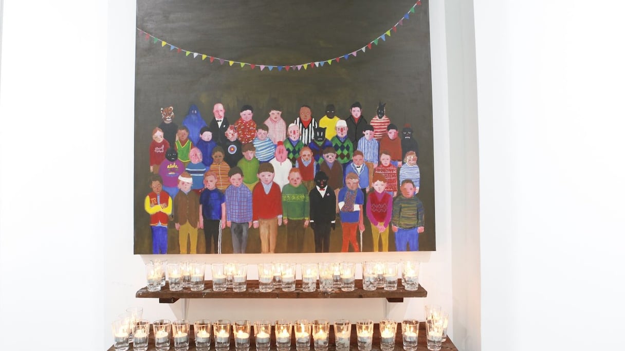 Prenant hommage à l'enfance obstruée, endeuillée, coupée de son espace.  
