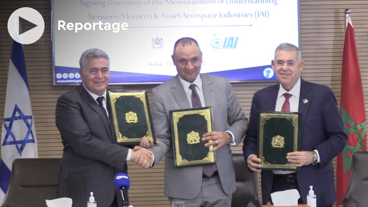 Le ministre de l'Industrie et du Commerce, Ryad Mezzour, et Amir Peretz, patron d’Israël Aerospace Industries (IAI), ont signé un mémorandum d’entente, à Rabat, mercredi 23 mars 2022, dans le domaine de l’industrie aéronautique.
