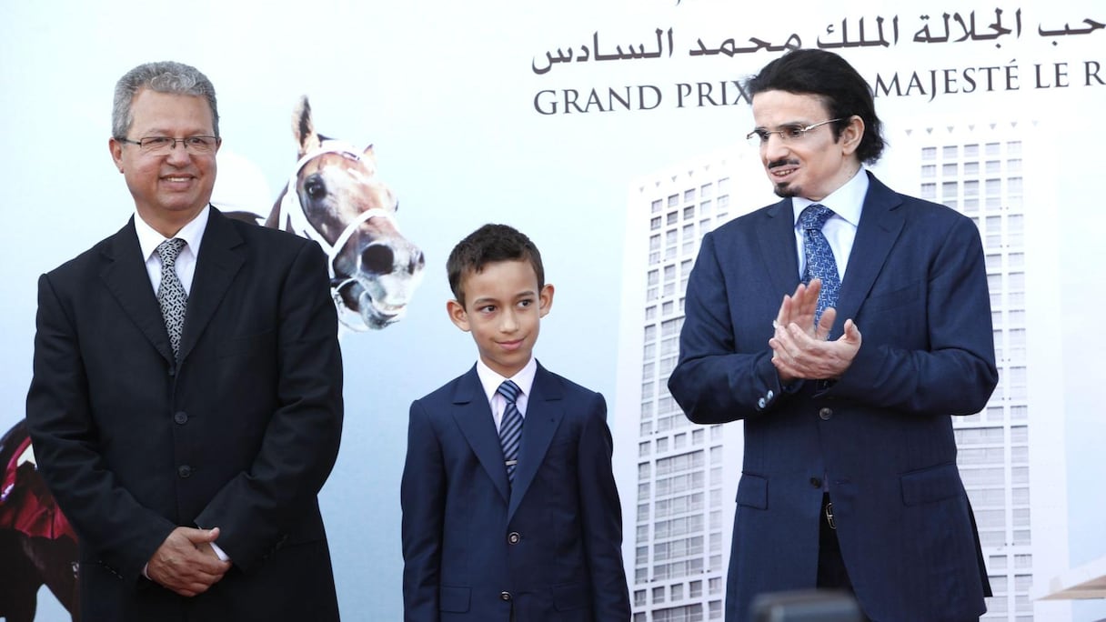 Le prince Héritier Moulay Hassan en compagnie des deux grands vainqueurs de cette 12e journée internationale du pur-sang arabe.
