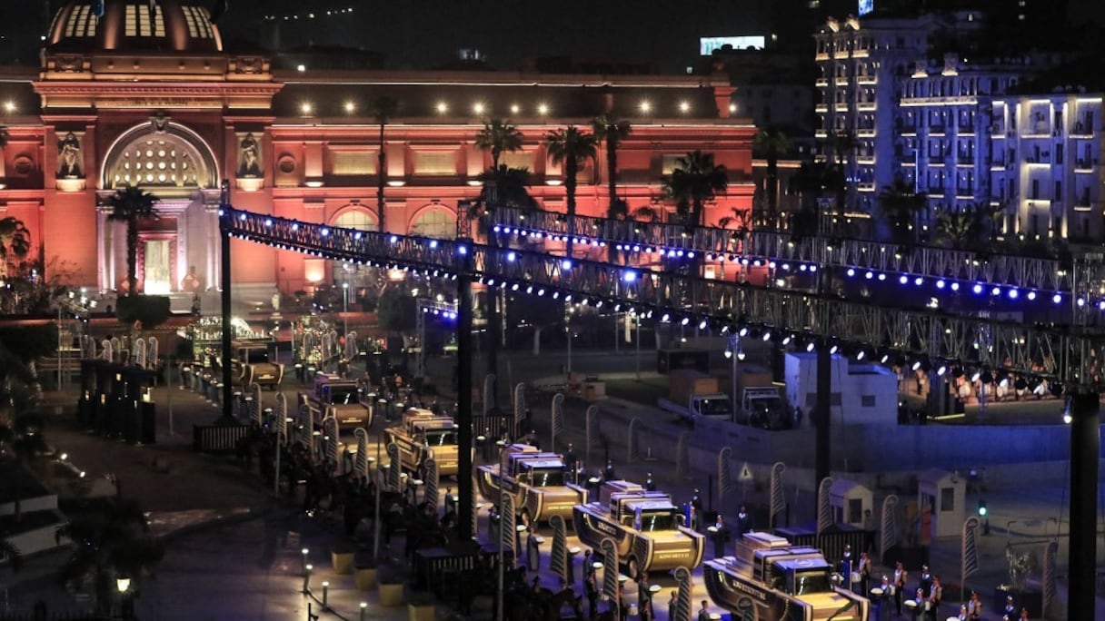 Les chars transportant 22 anciennes momies royales partent du Musée égyptien, place Tahrir au Caire, le 3 avril 2021, lors d'un défilé en route vers leur nouveau lieu de repos, le nouveau Musée national de la civilisation égyptienne (NMEC) à sept km, à Fustat (Vieux Caire). 
