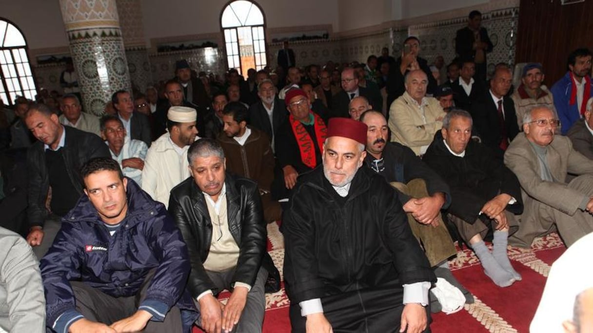 Famille et amis se sont réunis à la mosquée pour un moment de recueillement. Très atteint par la disparition d'Ahmed Zaidi, Abdelilah Benkirane en est presque méconnaissable.
