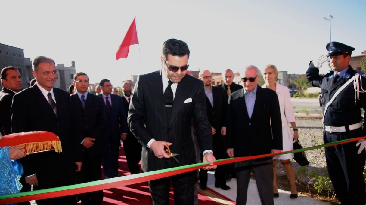 Inauguration de l'ESSAV : Le prince Moulay Rachid s'apprête à couper le ruban sous le regard de Martin Scorcese.
