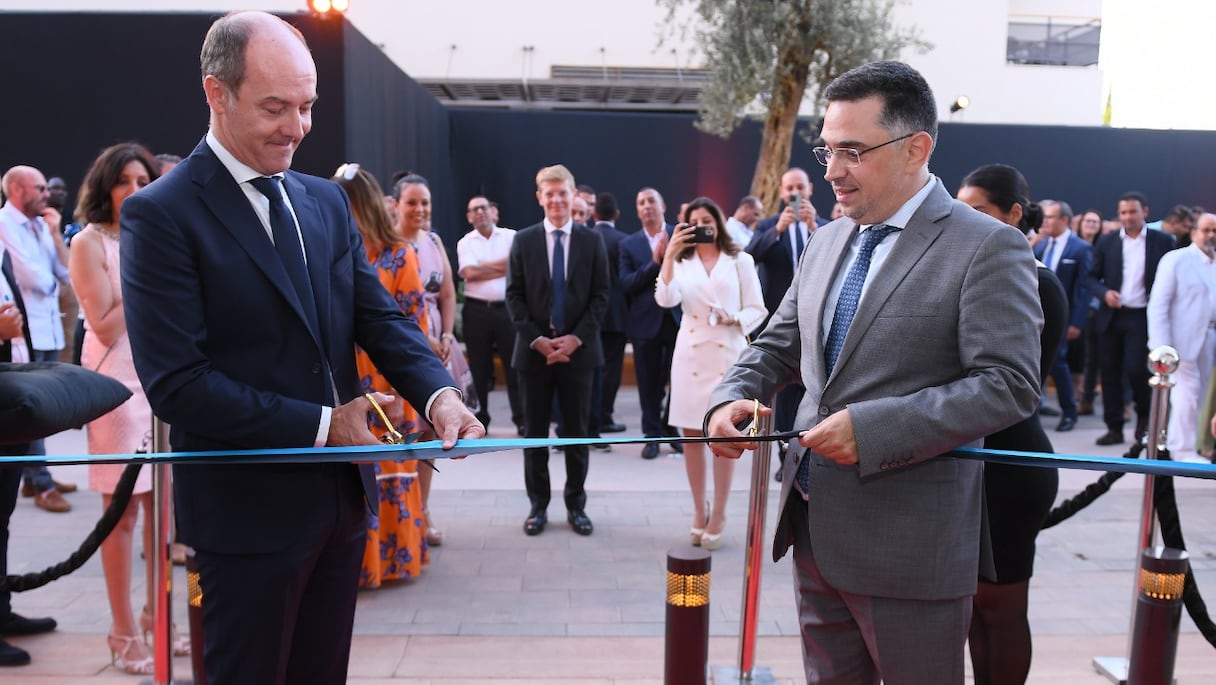 Bernard Muselet, président du Directoire de Crédit du Maroc (à gauche), et Karim Diouri, membre du Directoire en charge du pôle développement de Crédit du Maroc, à Marrakech, pour l'inauguration de la nouvelle direction régionale du groupe. 
