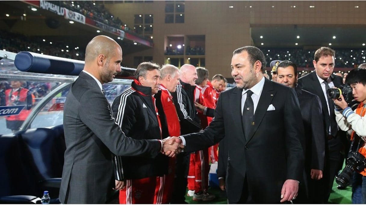 A son arrivée au stade de Marrakech, le roi Mohammed VI a salué la délégation de la FIFA
