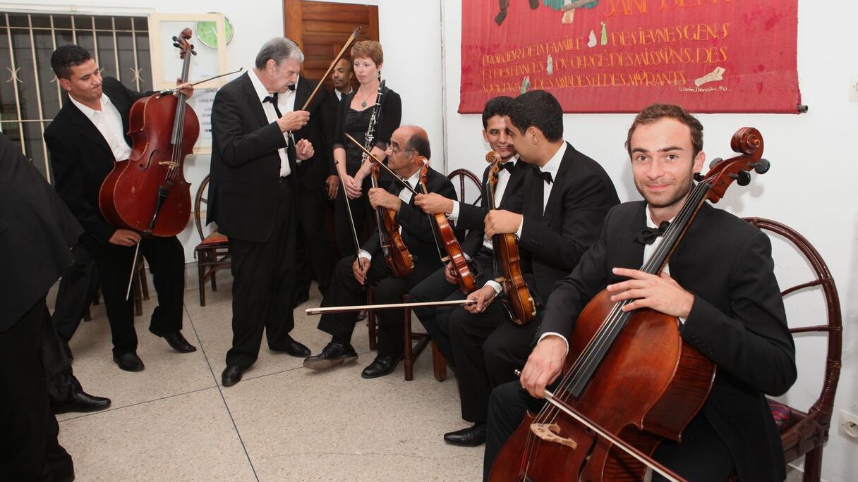 Dans les coulisses, les musiciens se préparent dans la bonne humeur.
