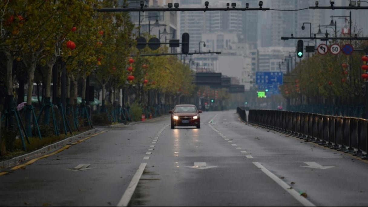 Un véhicule dans une avenue déserte de Wuhan, le 26 janvier 2020 en Chine.
