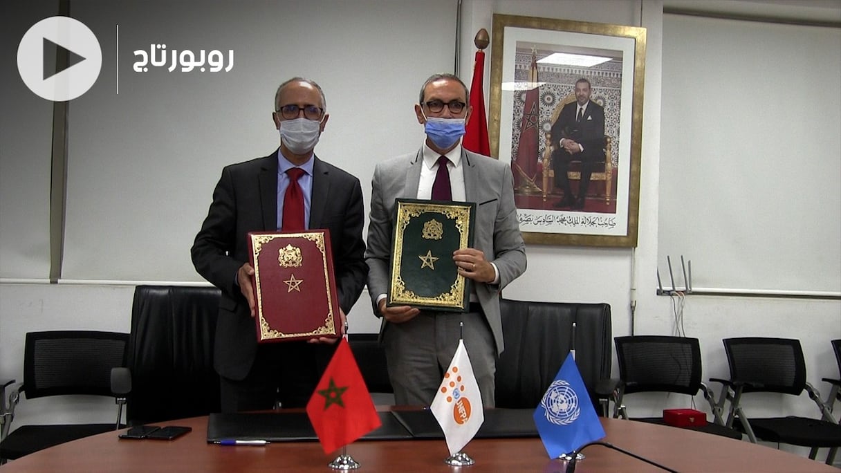 Abdessamad Sekkal, président du Conseil de la région de Rabat-Salé-Kénitra, et Luis Mora, représentant au Maroc du Fonds des Nations unies pour la population, au terme de la signature de la convention de partenariat entre les deux parties, à Rabat, le 14 avril 2021. 
