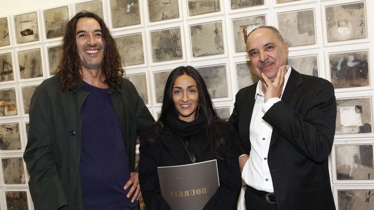 Anir Amazigh et Hind Zahra, venus savourer cette magnifique exposition, posent avec bonheur aux côtés de Hassan Bourkia. 
