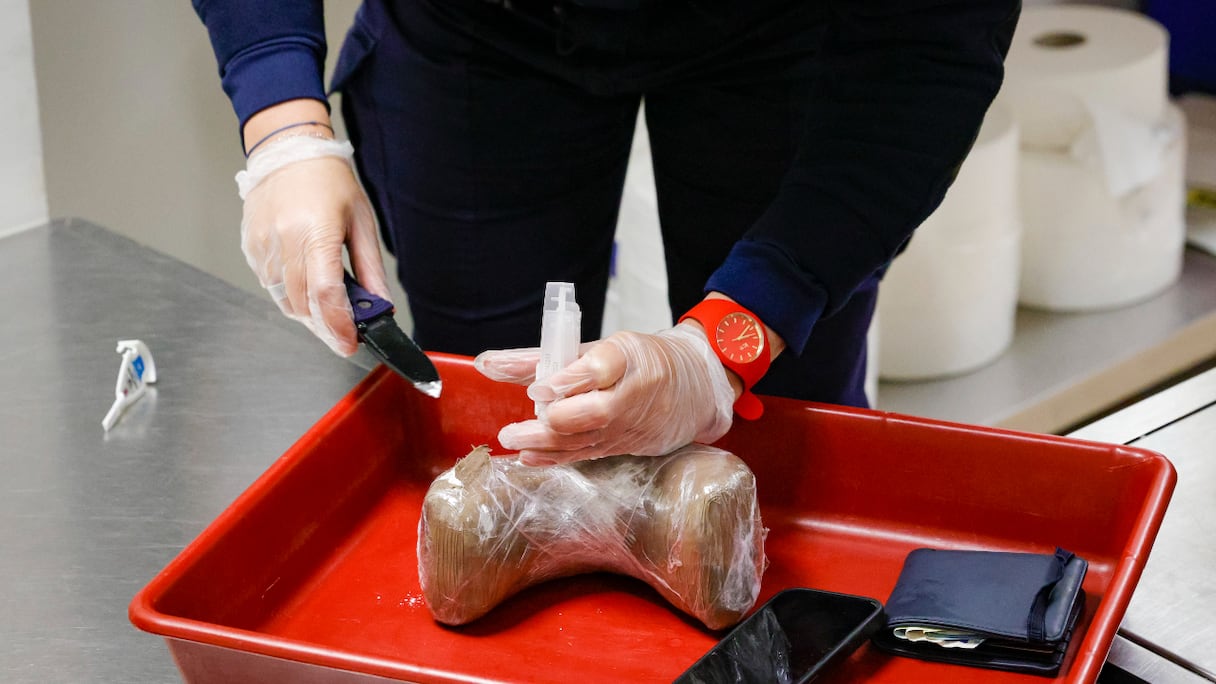 Un douanier français testant un colis suspecté d'être de la cocaïne à l'aéroport d'Orly, au sud de Paris. Photo d'archive prise le 7 novembre 2022.
