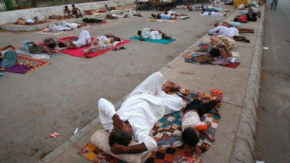 Plusieurs habitants de Karachi dorment dans la rue, fuyant la chaleur étouffante de leur habitation.
