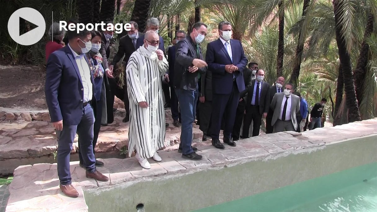 Le ministre de l'Agriculture, Aziz Akhannouch, et la ministre du Tourisme et de l’Economie sociale, Nadia Fettah Alaoui, au cours de leur visite de terrain, le 10 avril 2021, dans la vallée d’Aït Mansour. 
