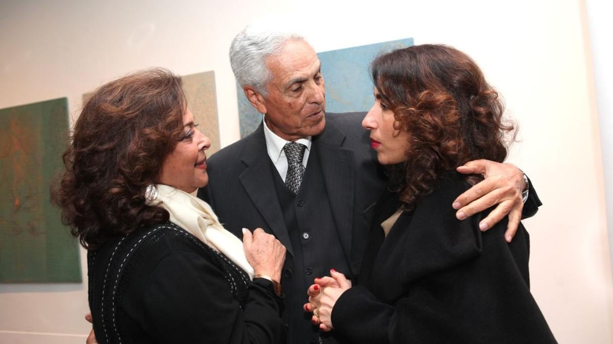 Maître Mustapha Zine, notaire, ici entouré de Aïcha et Nadia Amor, était de même présent à la galerie où il vient et en ami et en esthète.
