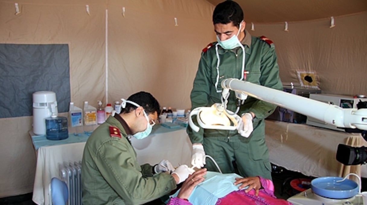 Des médecins des Forces armées royales (FAR) à l'oeuvre.
